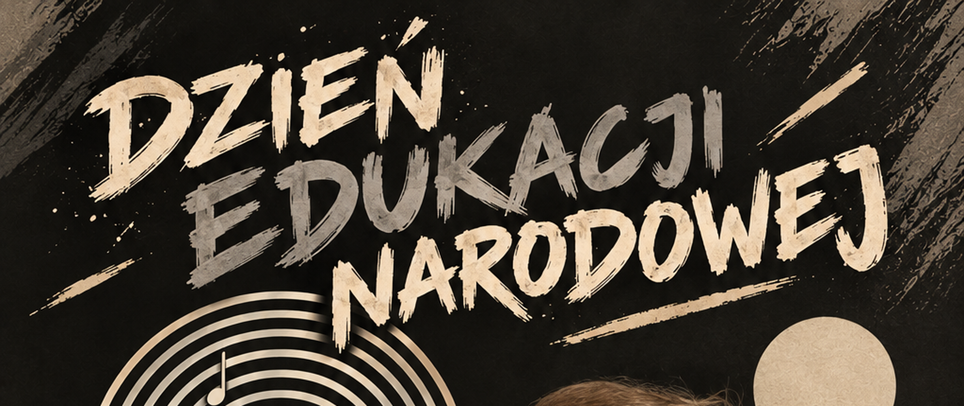 Plakat w pionie, głównie w kolorach czerni, szarości i beżu. U góry plakatu drukowanymi literami Dzień Edukacji Narodowej. Po środku pięciolinia z nutami oraz zdjęcie gitarzysty z gitarą. U dołu nazwa wydarzenia : Recital gitarowy Janek Pentz; data : 15.10.206 oraz godzina 17:00. 