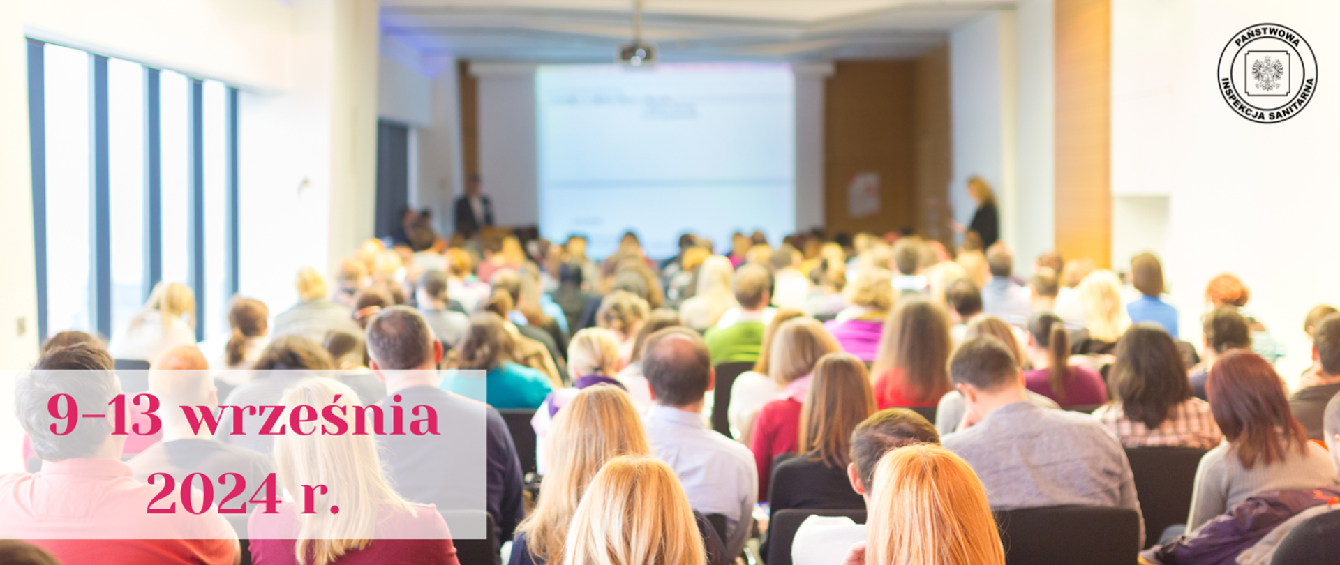 Sala z ludźmi siedzącymi na krzesłach