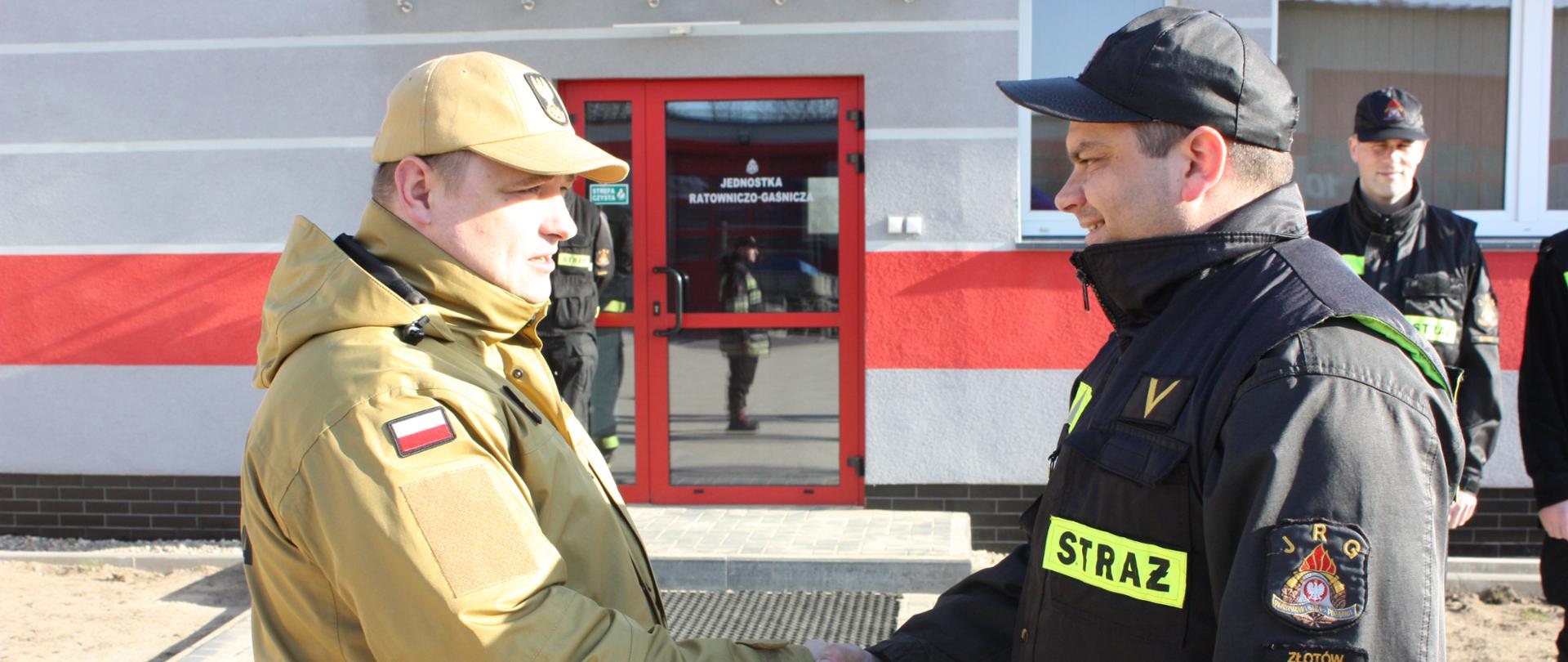 Na zdjęciu komendant PSP w Złotowie oraz nagrodzony strażak
