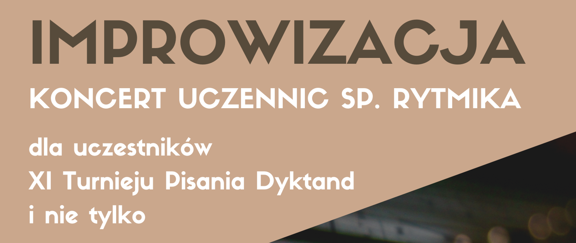 w centralnej części znajduje się zdjęcie przedstawiające fragment klawiatury fortepianowej, w prawym górnym rogu na beżowym tle czarne logo szkoły, w prawym dolnym rogu informacja o terminie i miejscu wydarzenia