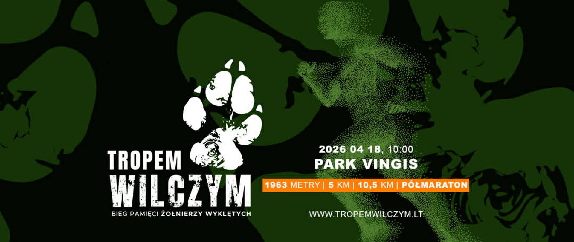 Grafika przedstawia plakat wydarzenia sportowego. W tle widoczny jest ciemny zielono‑czarny motyw z sylwetkami biegnących osób. Po lewej stronie znajduje się logo „Tropem Wilczym – Bieg Pamięci Żołnierzy Wyklętych”, z graficznym śladem wilczej łapy.
Po prawej stronie podano datę i godzinę: 2026‑04‑18, godz. 10:00, oraz lokalizację: Park Vingis. W ramkach wypisane są dystanse: 1963 metry | 5 km | 10,5 km | półmaraton. Na dole widnieje adres strony internetowej: www.tropemwilczym.lt.