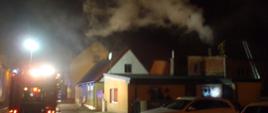 Strażacy w trakcie działań gaszenia komina