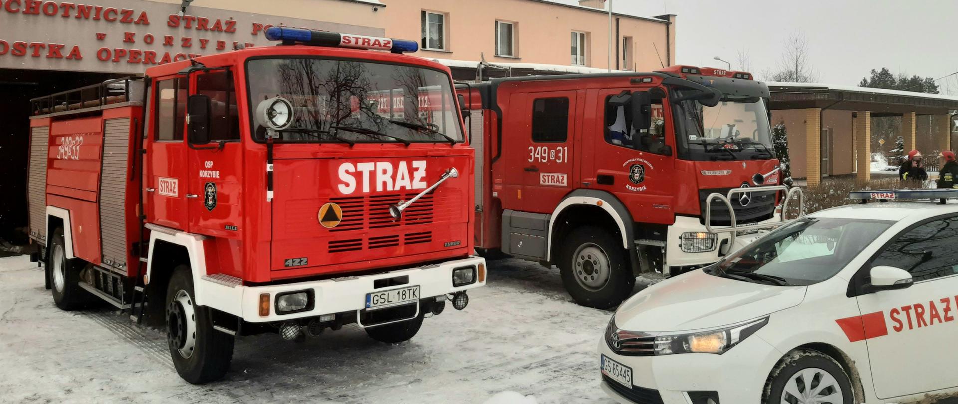 Zdjęcie przedstawia remizę OSP wraz z ratownikami uczestniczącymi w gaszeniu kotłowni.