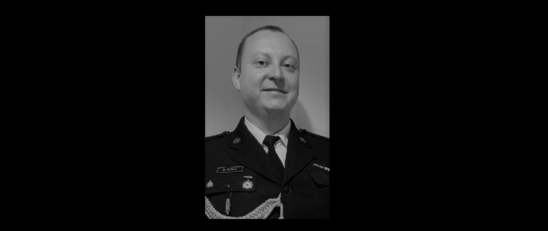 Zdjęcie portretowe czarno-białe strażaka