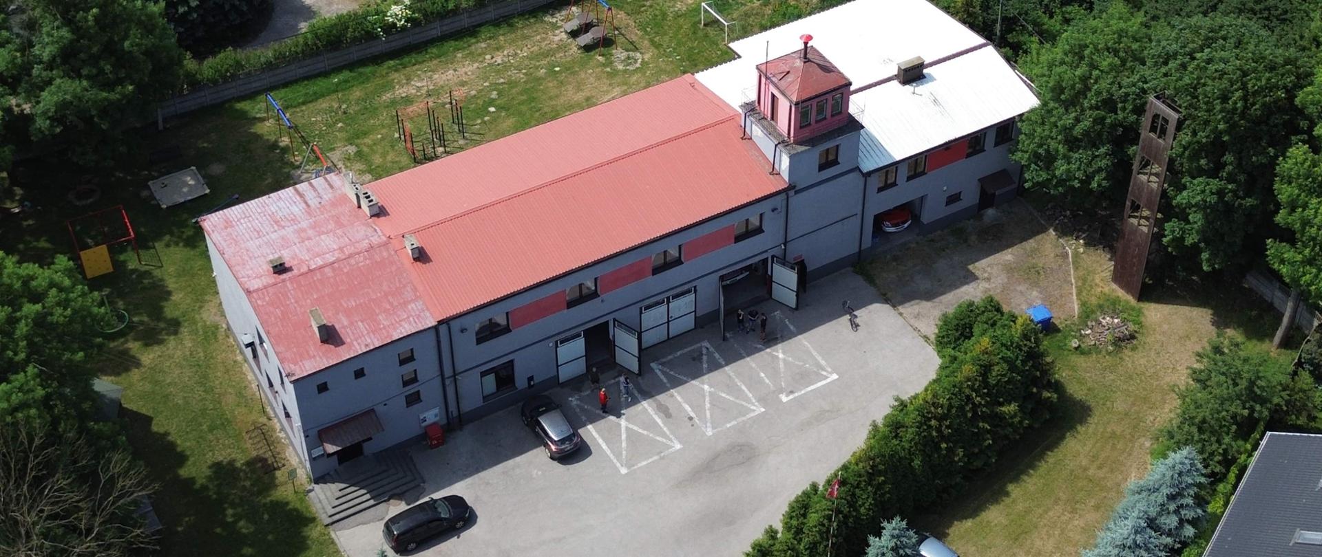 widok z góry placu i budynku OSP w Święcicach