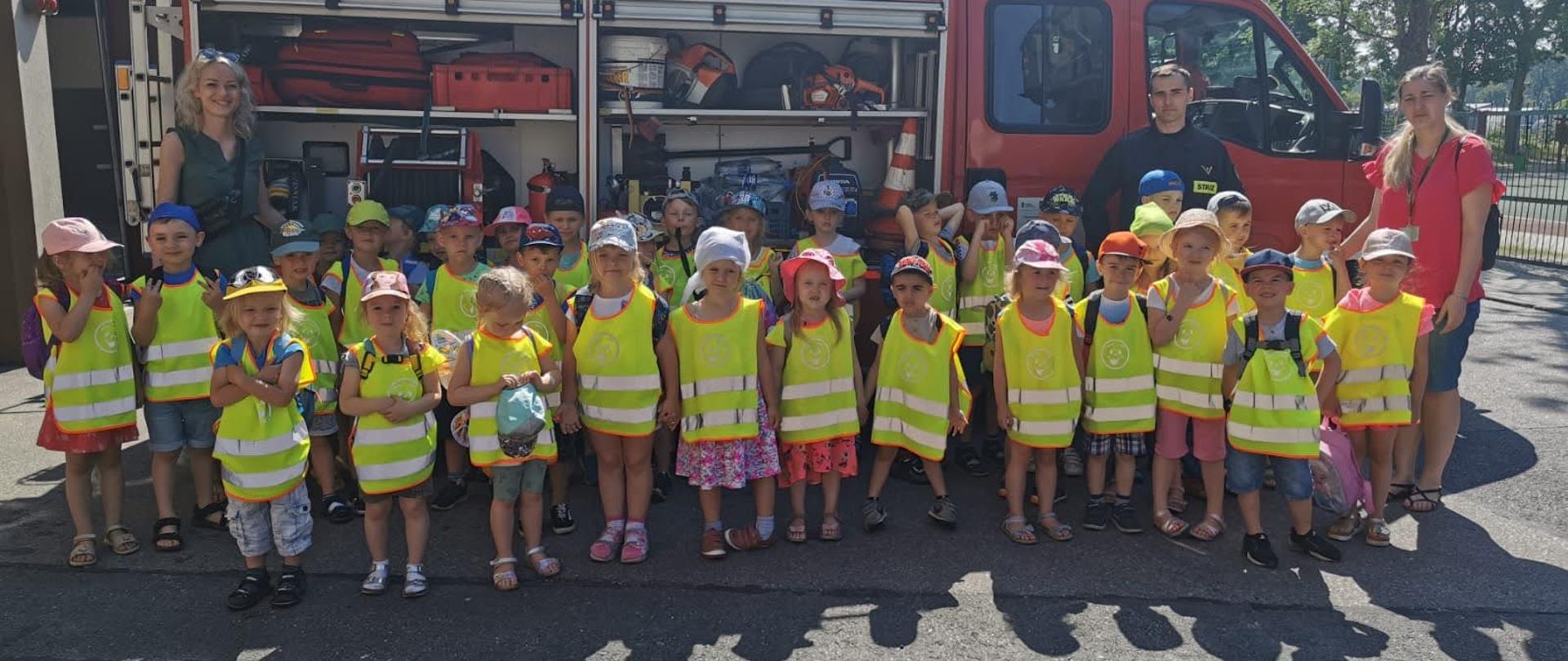 Zdjęcie grupowe przedszkolaków z opiekunkami