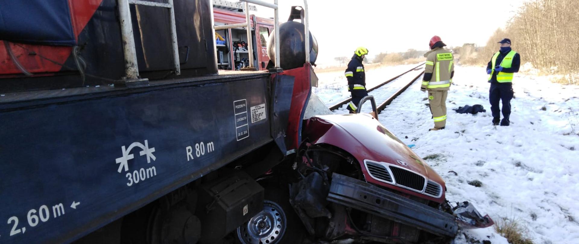 Zdjęcie przedstawia wypadek pociągu i samochodu osobowego i służby ratownicze