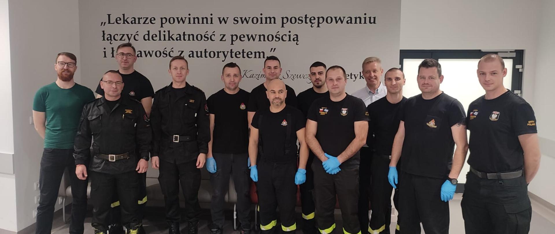 1. Zdjęcie grupowe: Przedstawiciele Komendy Wojewódzkiej PSP w Poznaniu, Uniwersytetu Medycznego w Poznaniu oraz strażacy PSP z kwalifikacjami ratownika medycznego biorący udział w zajęciach.