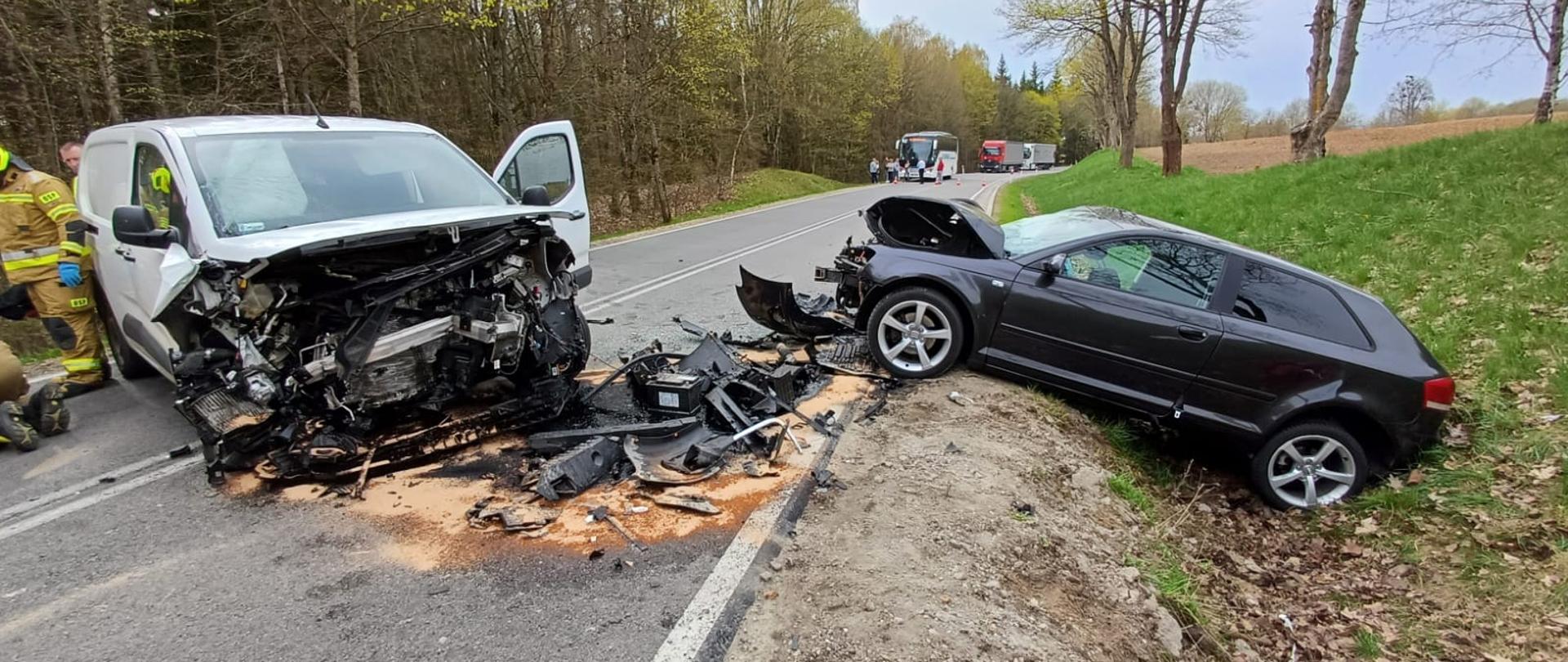 Rozbite pojazdy stojące na jezdni