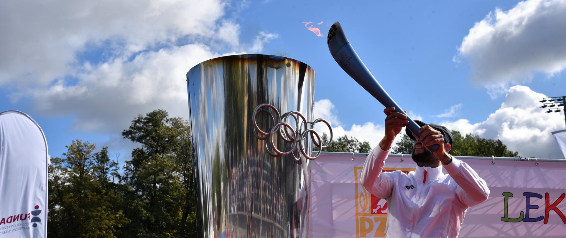 Odpalenie olimpijskiego znicza na gorzowskim stadionie lekkoatletycznym. 