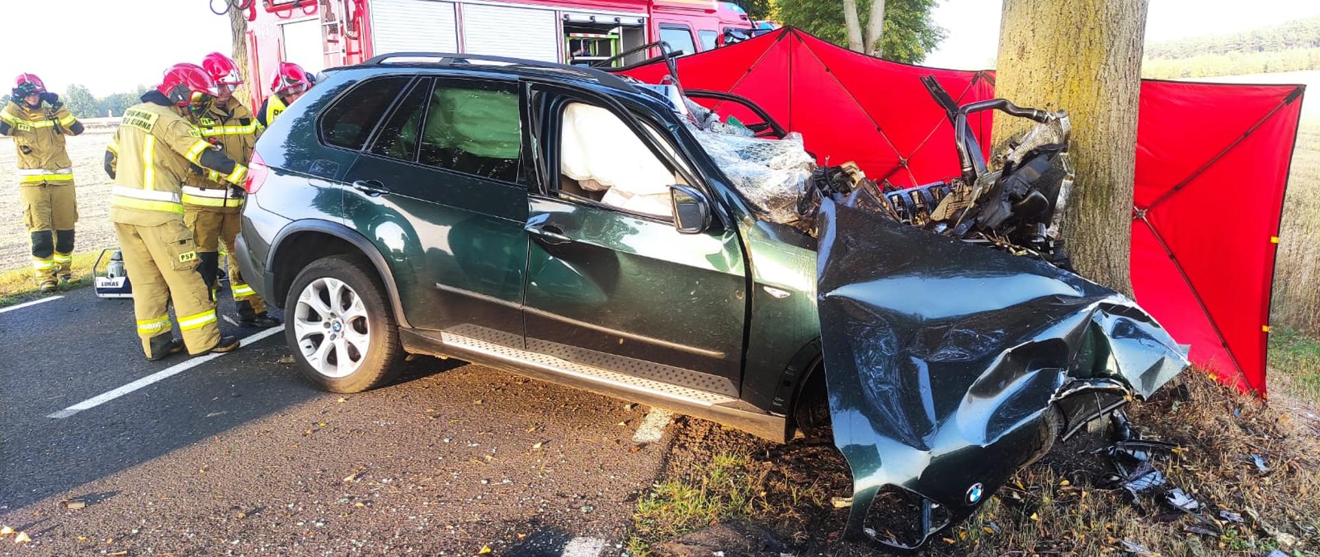 Uszkodzony samochód po uderzeniu w drzewo