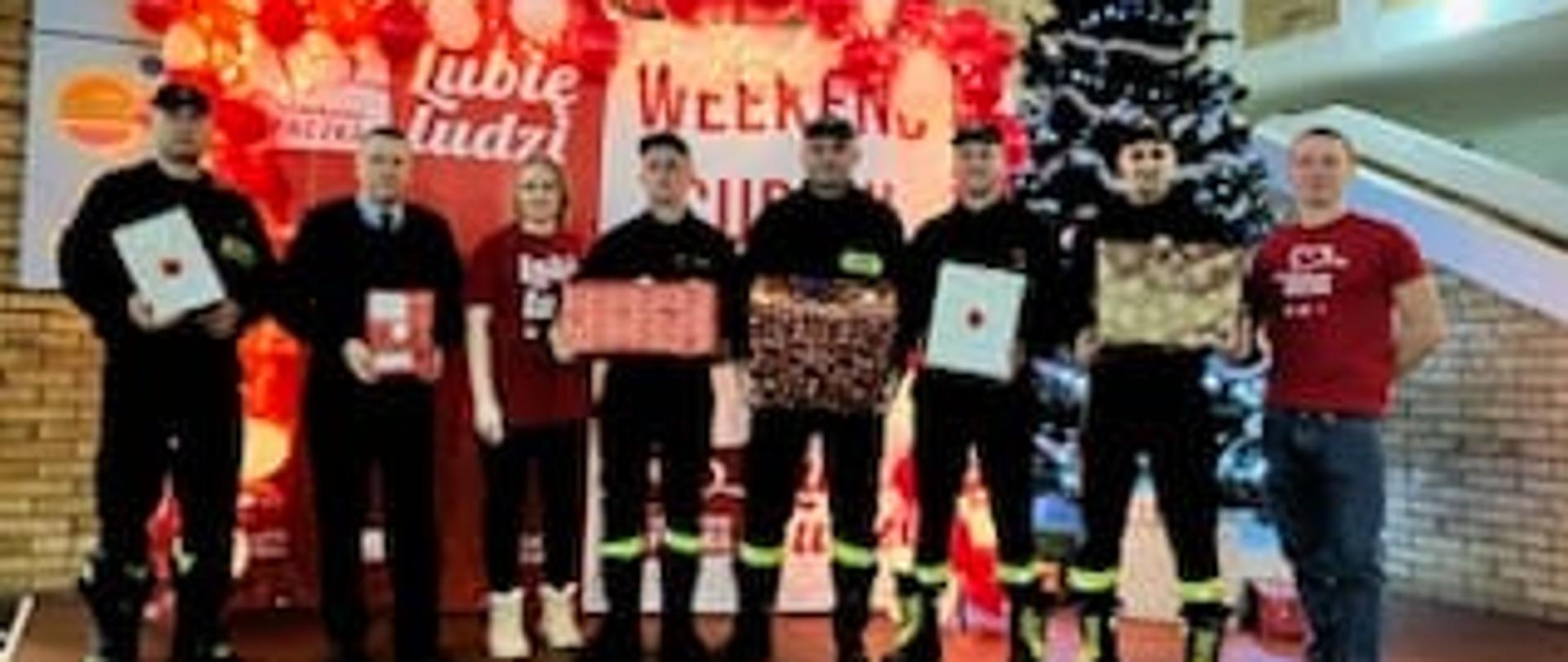 Przekazanie darów szlachetnej paczki do centrum dystrybucyjnego w Koszalinie