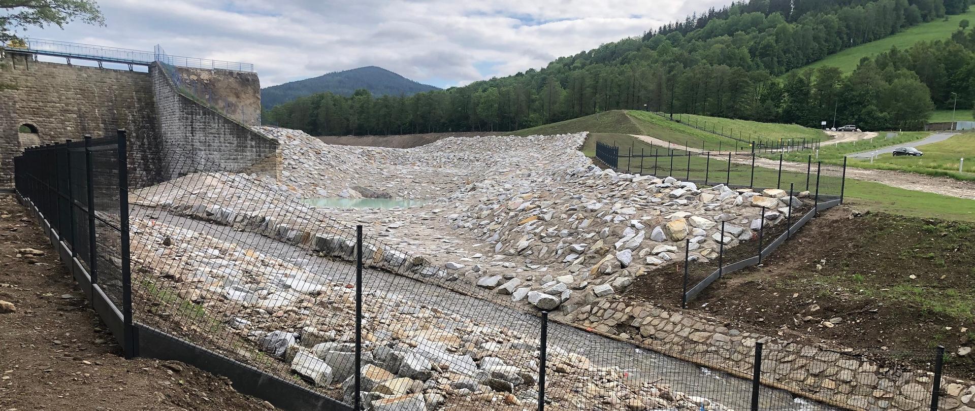 Wody Polskie zakończyły prace zabezpieczające suchy zbiornik przeciwpowodziowy w Stroniu Śląskim.