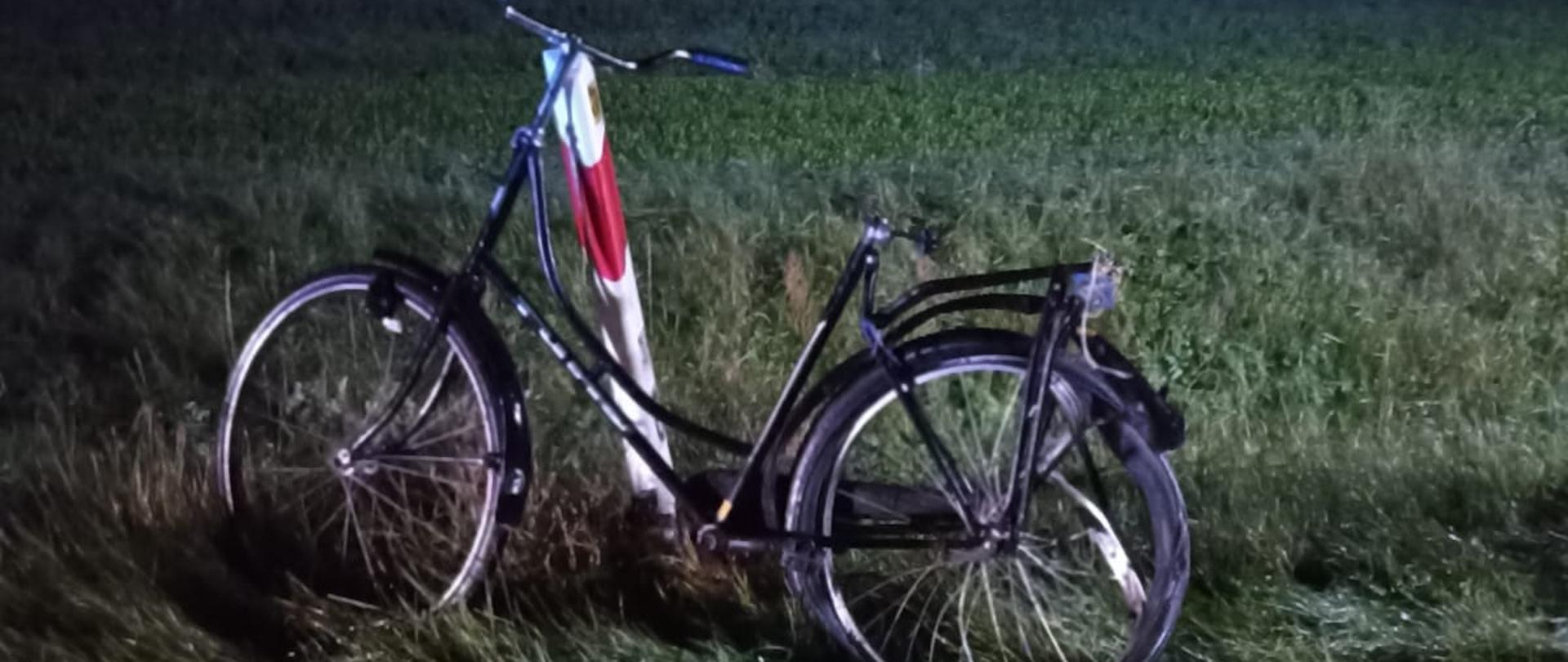 Zdjęcie przedstawia rower, na którym jechał potrącony rowerzysta