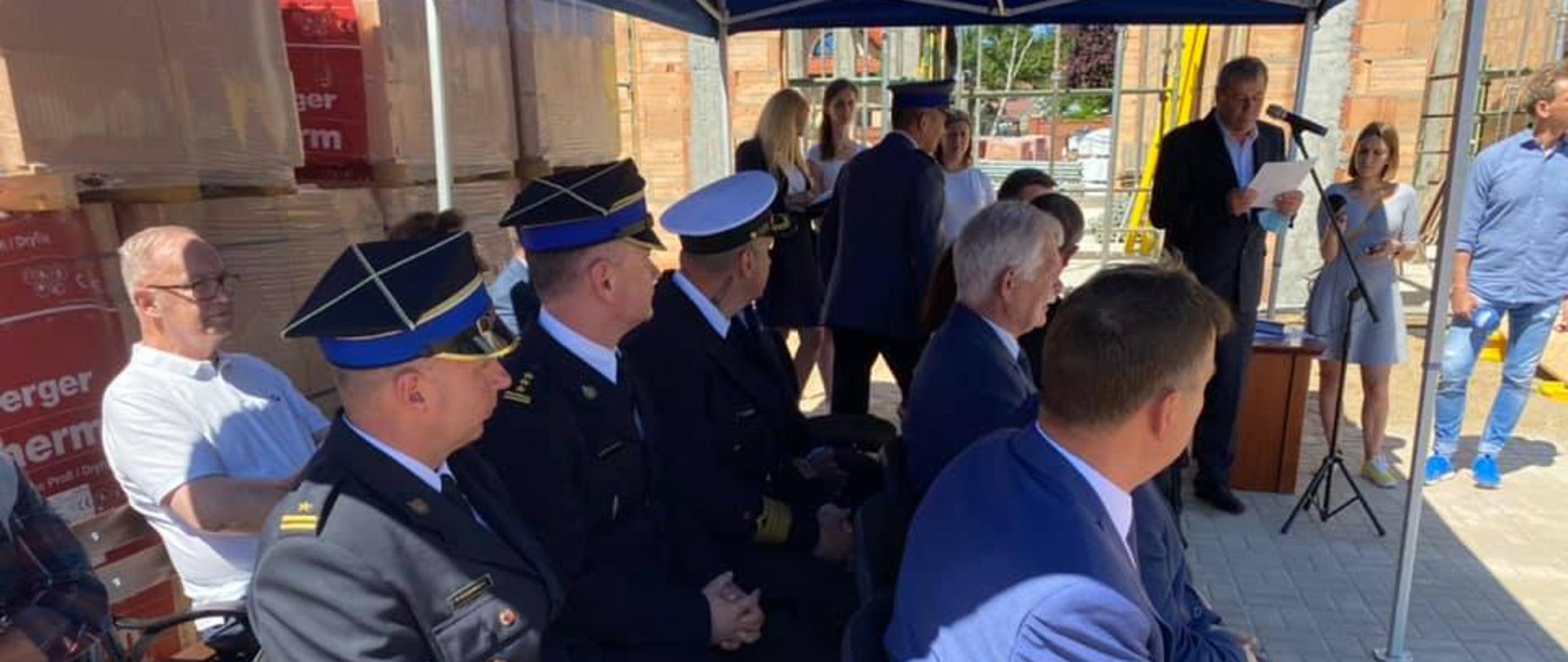 Zdjęcie przedstawia zaproszonych gości na uroczystość wmurowania kamienia węgielnego pod budowę nowej remizy OSP Łeba.