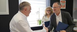 Pan Piotr Włodarczyk i Pani Sylwia Roaska-Węzik wręczają list pożegnalny Panu Wiesławowi Koszucie w związku z przejściem na emeryturę 2