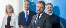 Minister zdrowia Łukasz Szumowski podczas konferencji prasowej inaugurującej ogólnonarodową debatę "Wspólnie dla Zdrowia". Za ministrem zdrowia stoją członkowie komitetu organizacyjnego społecznej rady programowej debaty.