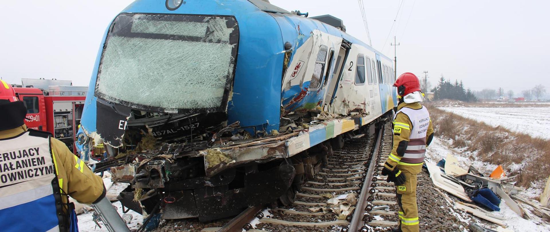 Wykolejony i uszkodzony przód pociągu.