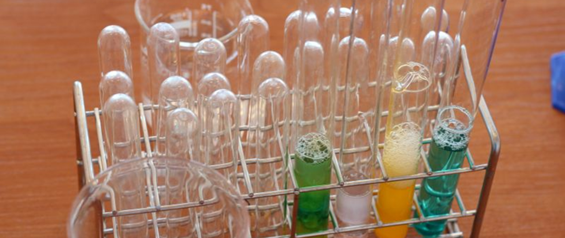 Próbówki z cieczą laboratorium