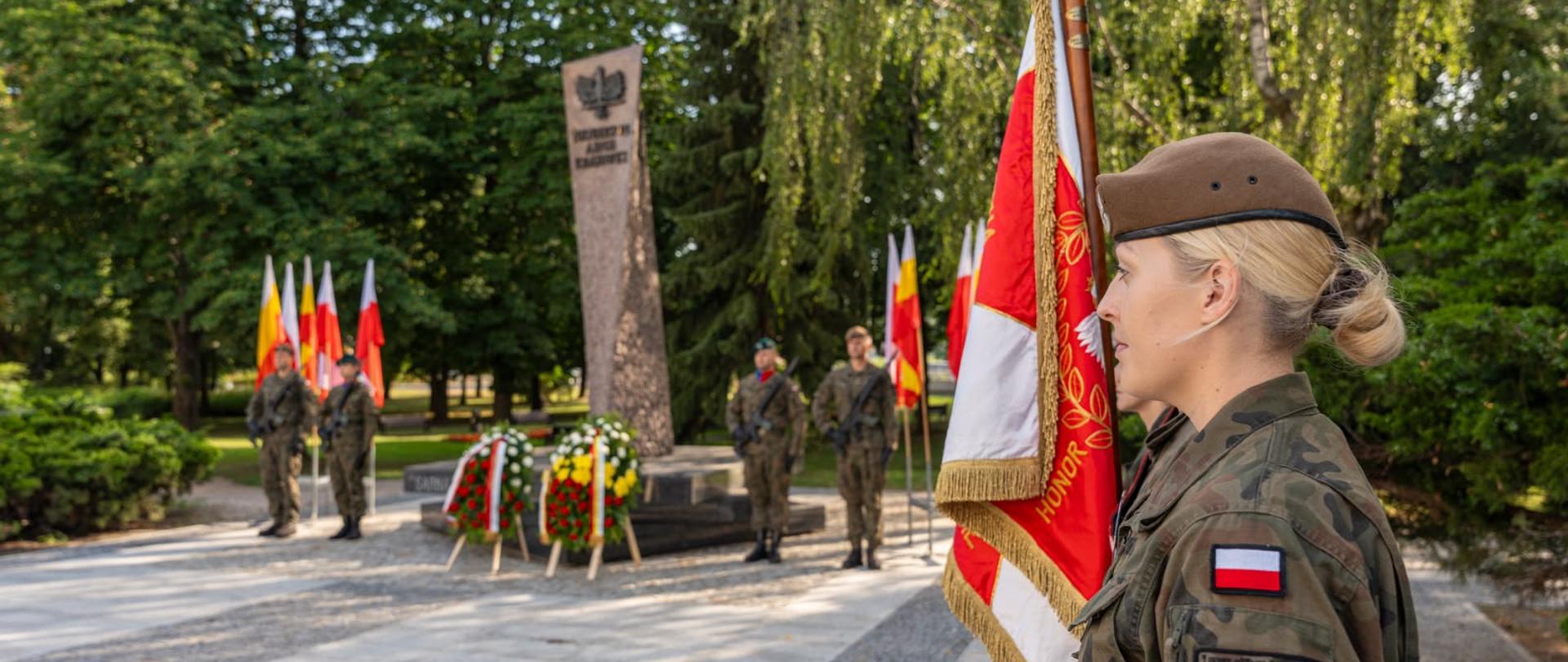 Wojewoda podlaski złożył wieniec pod pomnikiem przy ul. Kilińskiego, upamiętniając 82. rocznicę akcji "Burza"