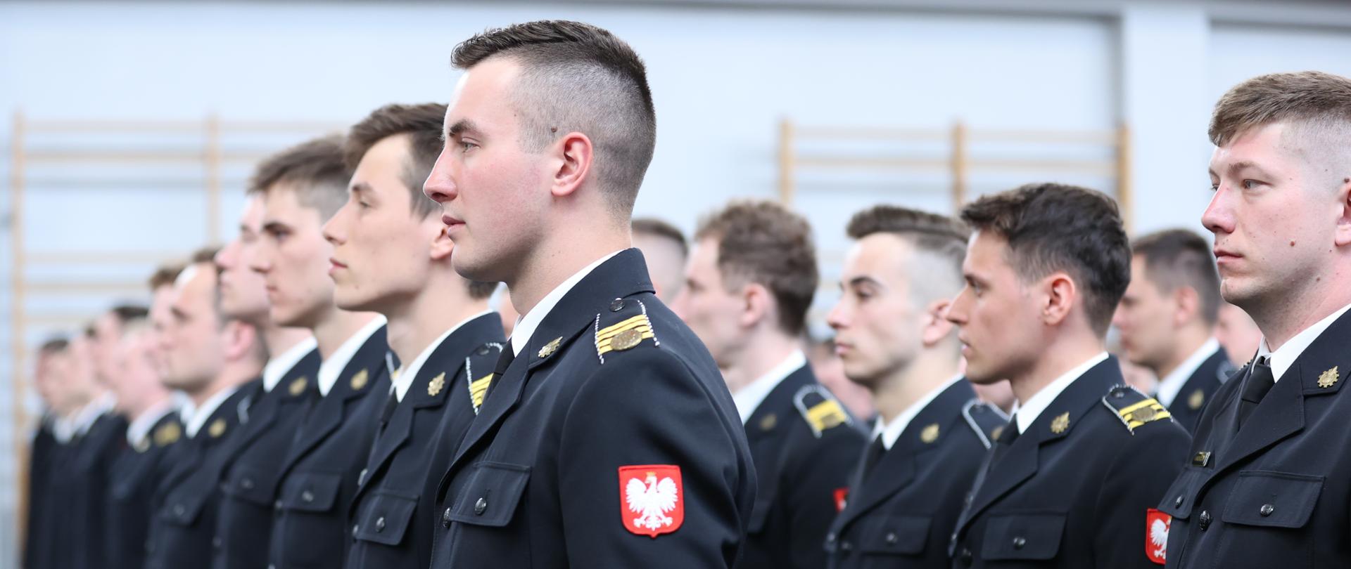 Na zdjęciu widać strażaków podczas uroczystości wręczenia dyplomów w SGSP 7