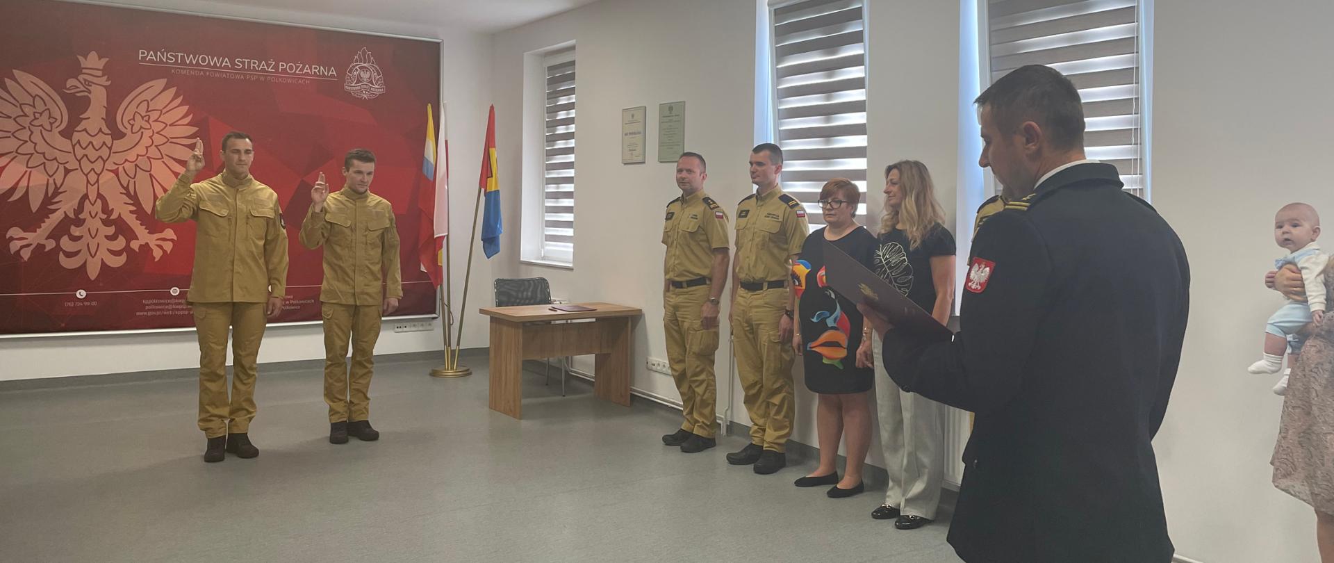 Zdjęcie przedstawia nowozatrudnionych strażaków PSP wraz z pracownikami i funkcjonariuszami PSP 