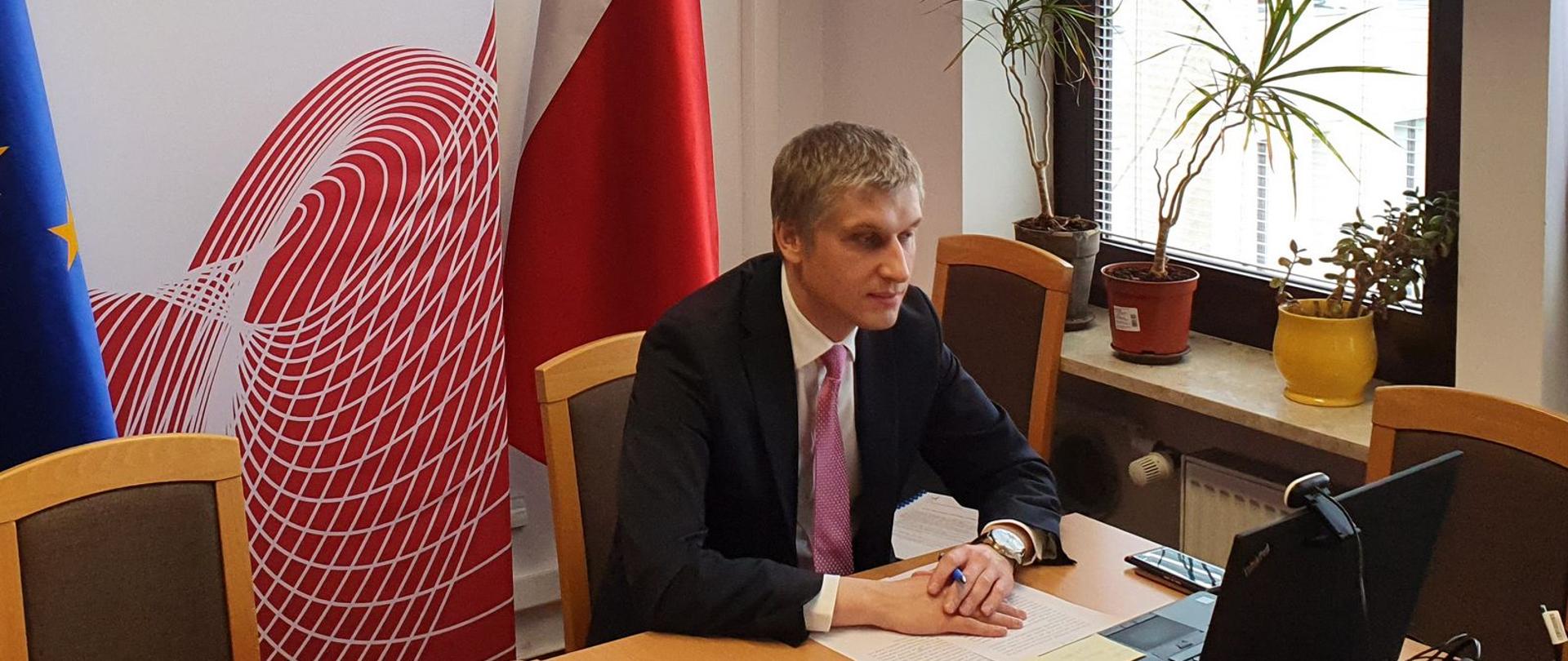 Wiceminister Piotr Nowak podczas telekonferencji.