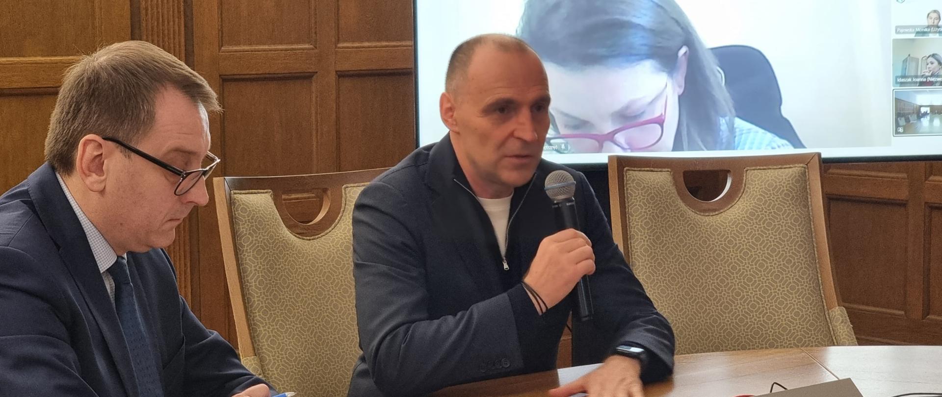 wojewoda i wicewojewoda na posiedzeniu rady