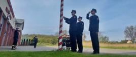 Wciągnięcie flagi na maszt z okazji Dnia Flagi przez mł. asp. Michała Maroszka
