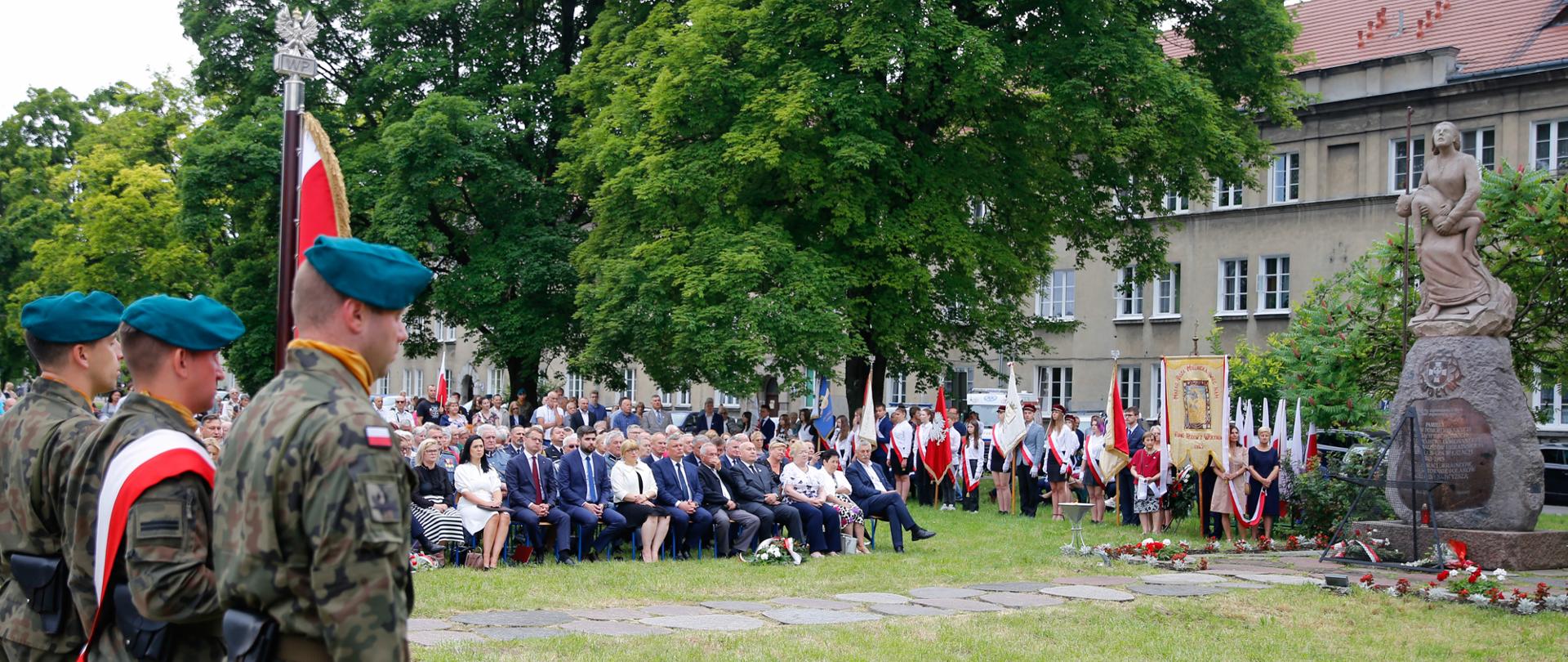 Uczestnicy uroczystości podczas obchodów.