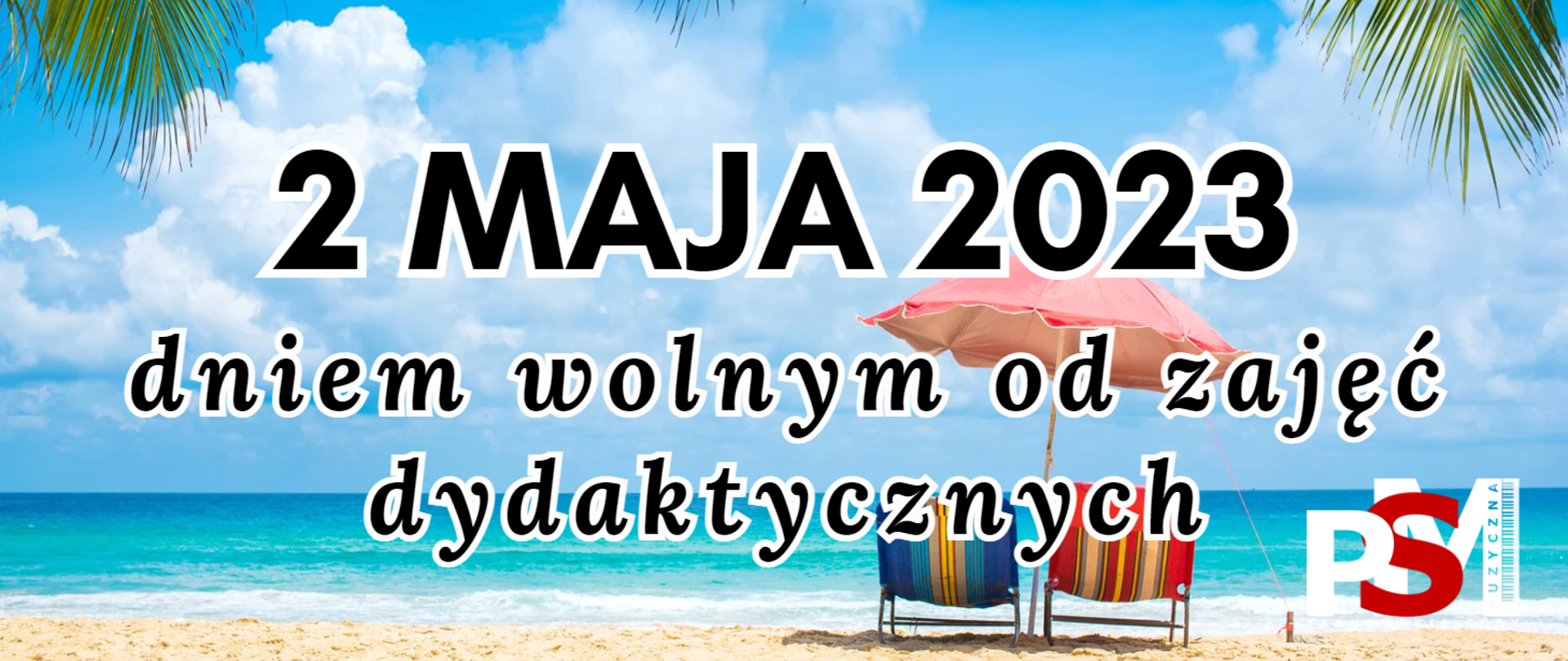 Grafika przedstawia plażę przy morzu oraz umieszczone na niej dwa leżaki w kolorze czerwonym i niebieskim z różowym parasolem. W prawym dolnym rogu logo szkoły.