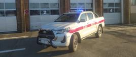 Zdjęcie przedstawia nowy samochód Toyota Hilux.
