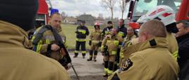 Widoczni strażacy wysłuchujący szkolenia z obsługi cut lancy