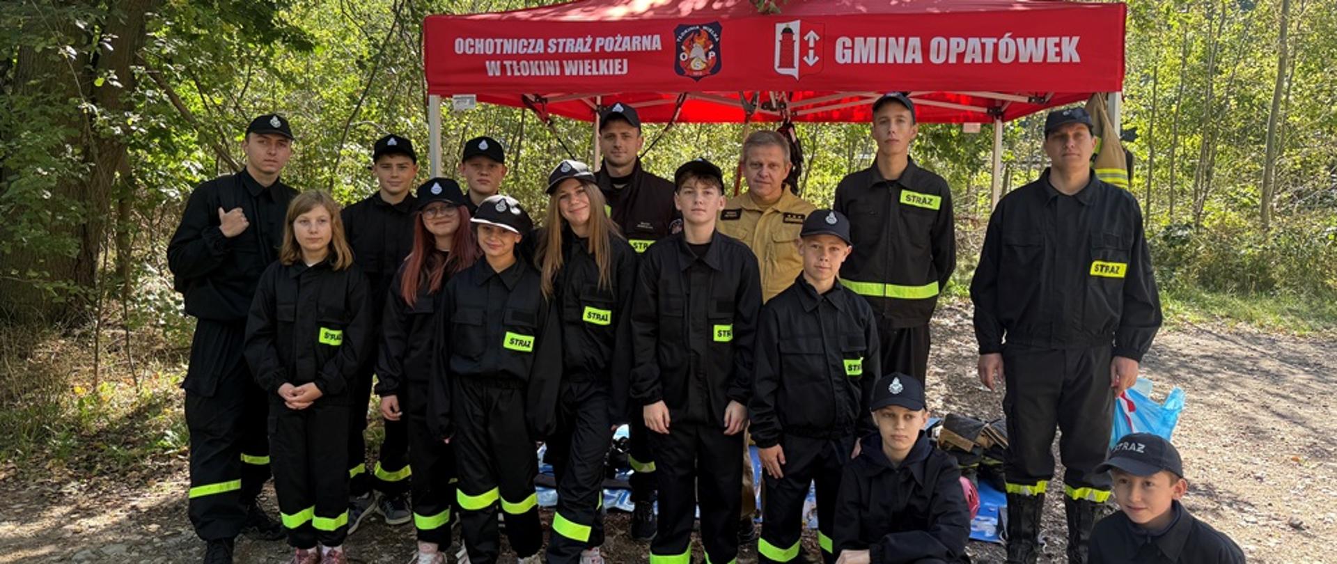 Komendant z uczestnikami rajdu.