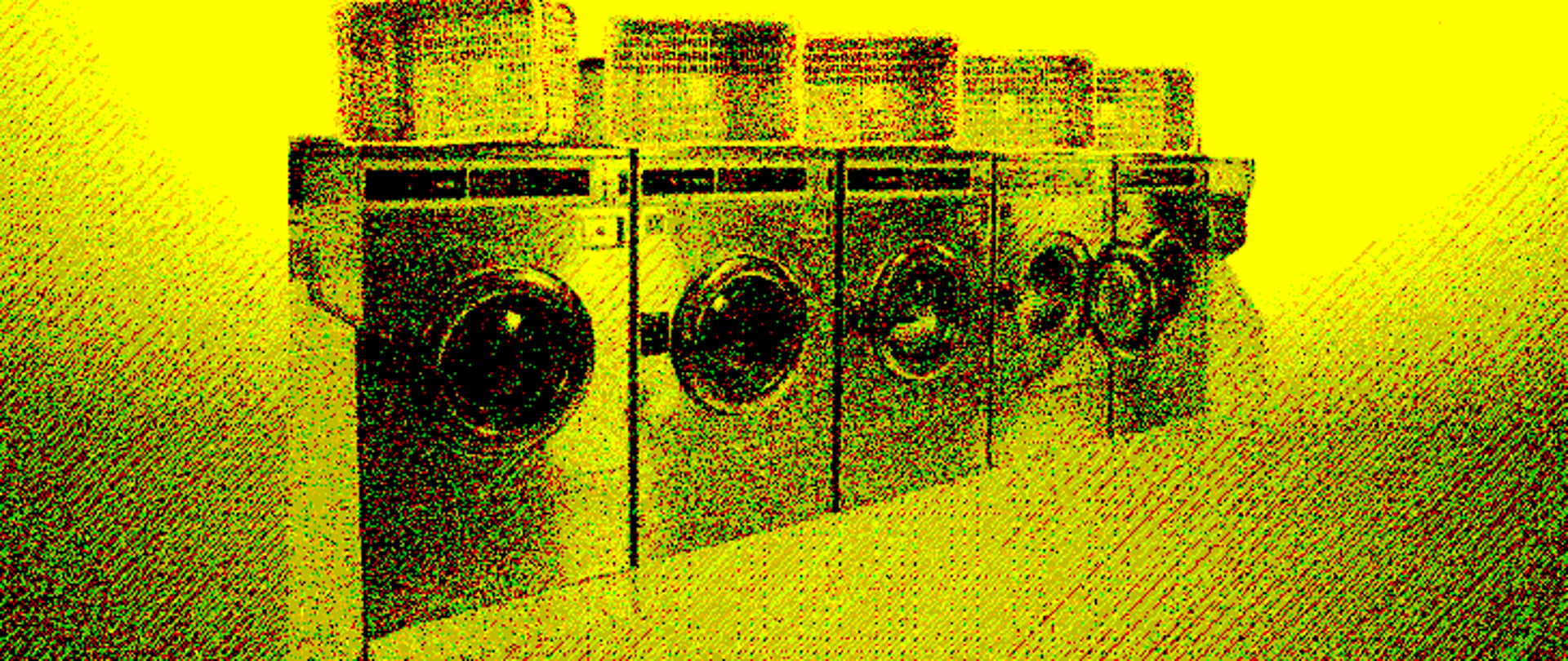 Baner przedstawiający pralnie - pralki stające w szeregu a na nich kosze na pranie.