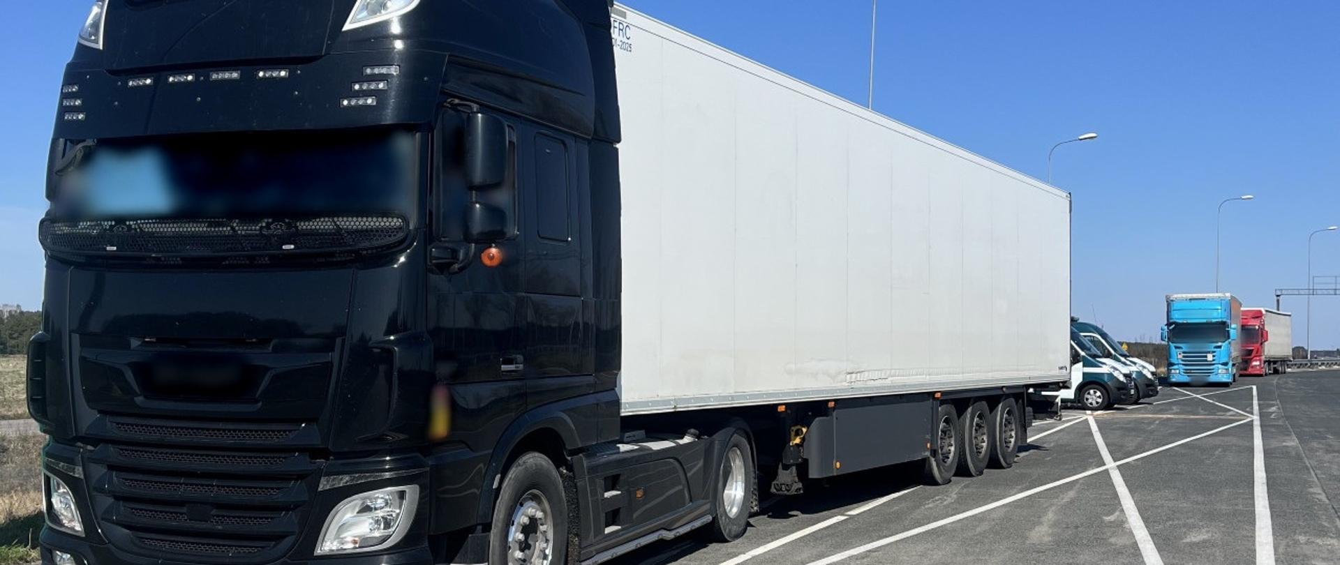 Litewski zestaw ciężarowy z ładunkiem ryb mrożonych. Ciężarówkę zatrzymał do kontroli patrol mazowieckiej Inspekcji Transportu Drogowego na drodze ekspresowej S8 pod Wyszkowem.