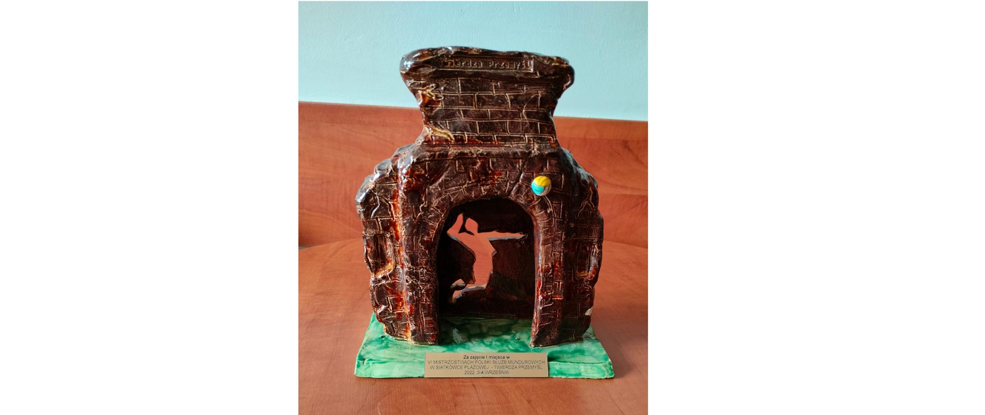 Brązowy puchar stoi na brązowym stole