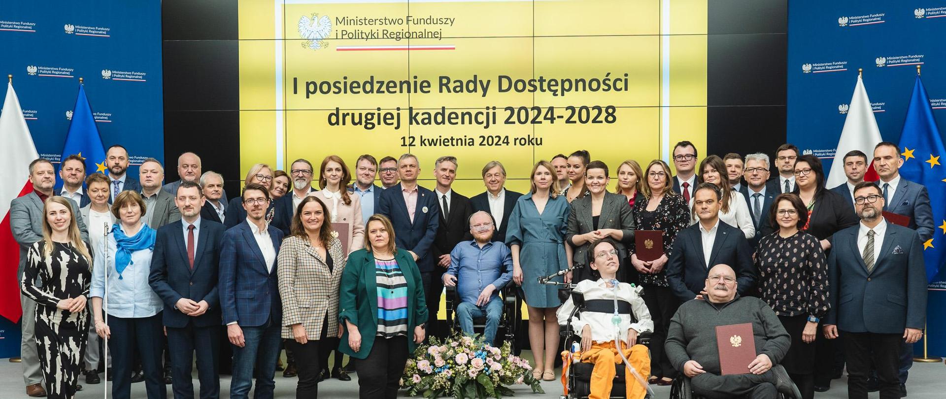 Inauguracyjne posiedzenie Rady Dostępności - zdjęcie grupowe członków Rady
