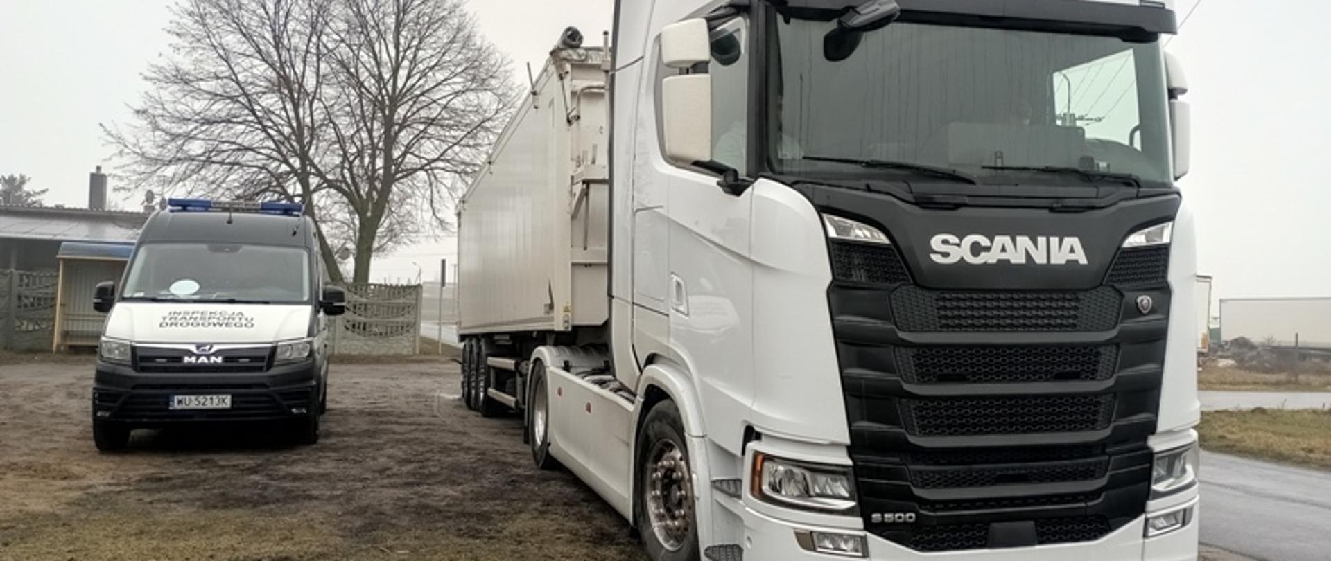 Widok zatrzymanego do kontroli pojazdu wraz z pojazdem ITD