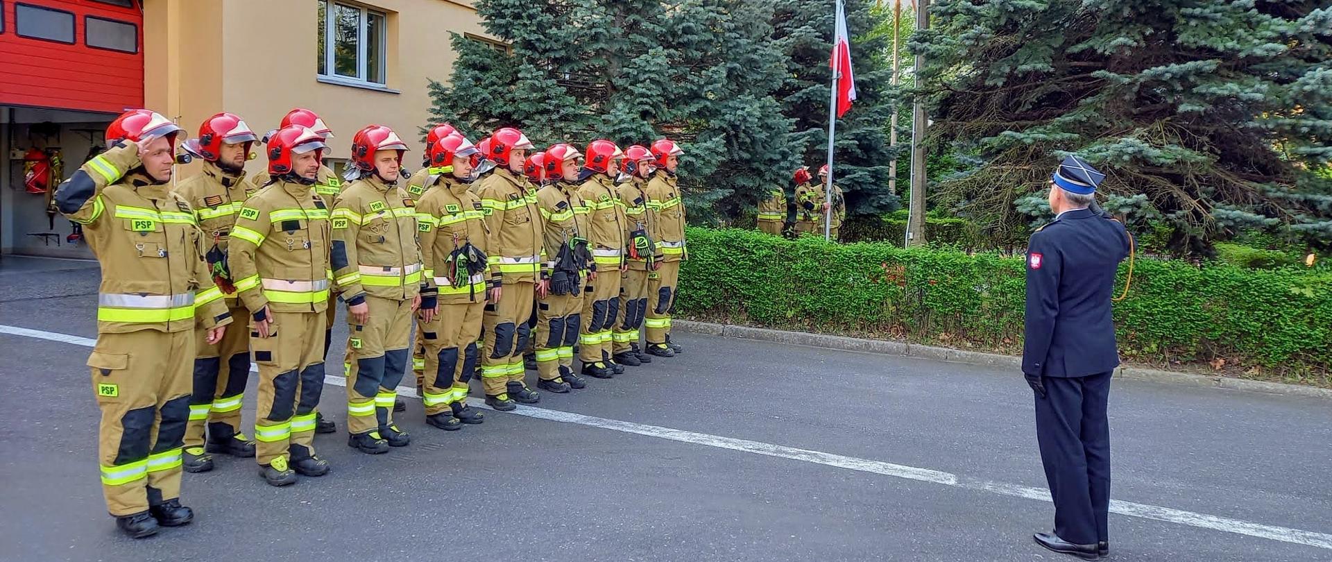 Dzień Flagi 2022 - uroczyste podniesienie flagi i oddanie honorów przez strażaków i Komendanta Miejskiego w JRG1