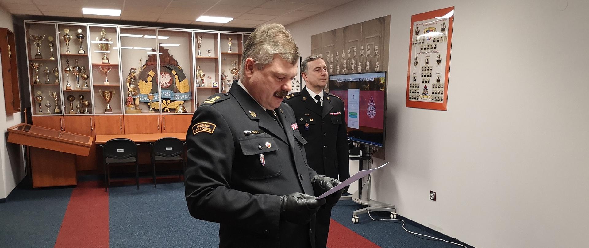 Zdjęcie przedstawia zastępcę komendanta miejskiego PSP w Świętochłowicach oraz dowódcę Jednostki Ratowniczo-Gaśniczej.