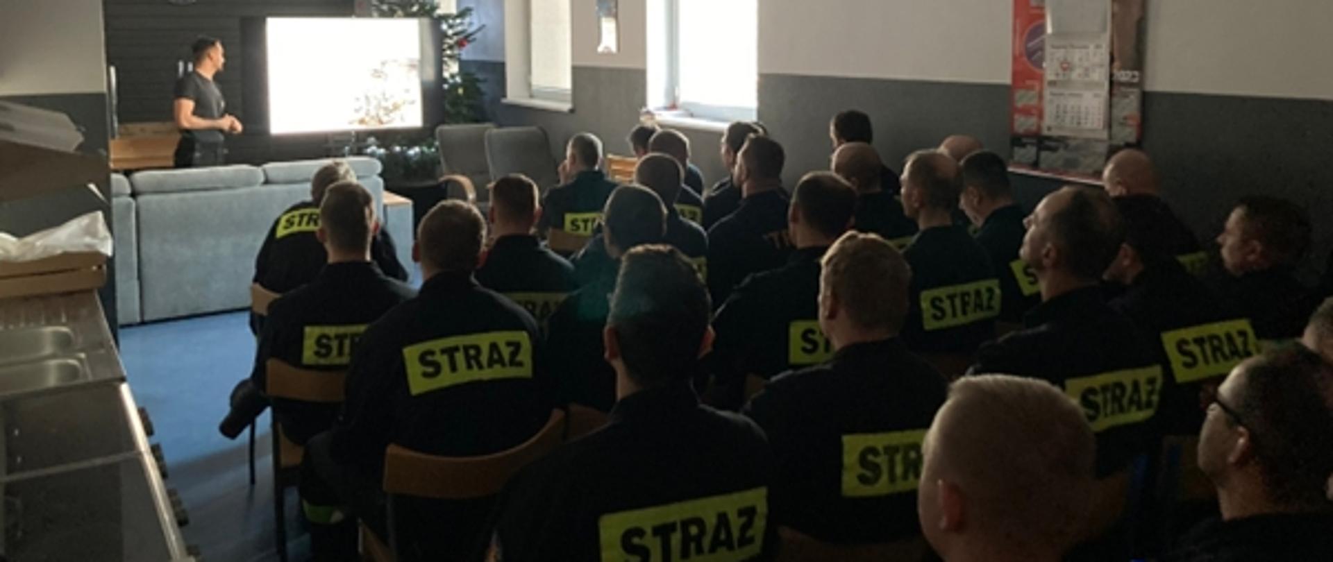 strażacy JRG 3 podczas szkolenia z zasad organizacji łączności