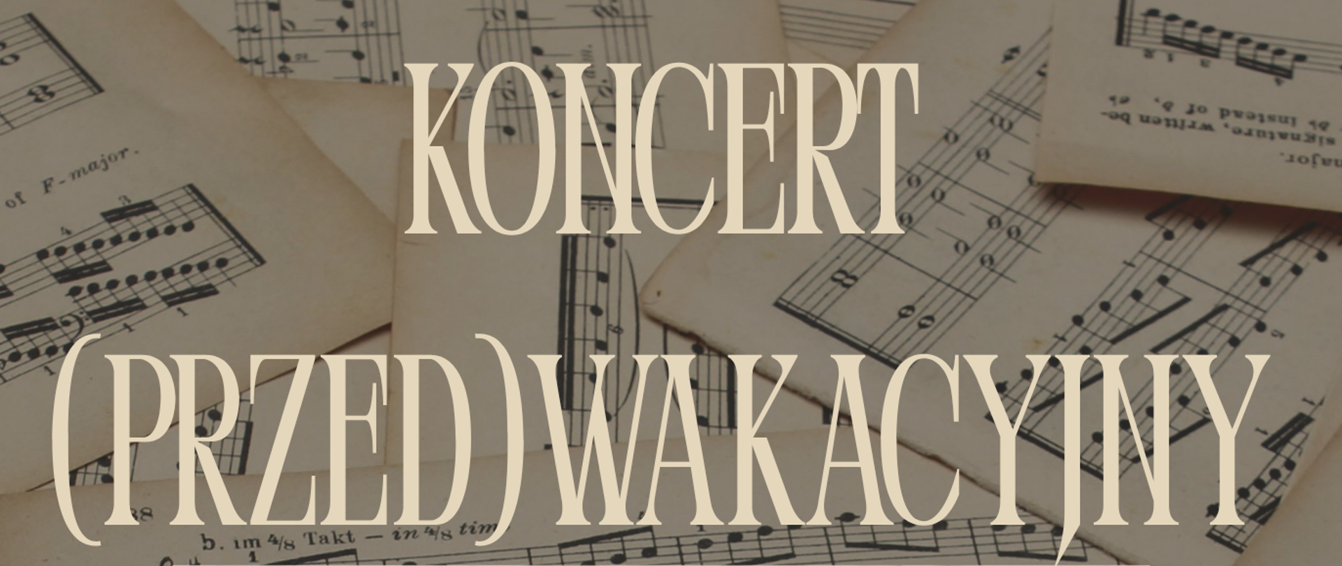Plakat koncertu muzycznego na tle rozłożonych nut w sepiowych kolorach. U góry duży napis: „Niespodziewany koncert (przed)wakacyjny”. W centralnej części znajduje się ilustracja książki z grupą kolorowych zwierząt, m.in. lisem, krową, jeżem i ptakami. Na kartce umieszczono hasło: „Repertuar? Daj się zaskoczyć”. Na dole podano szczegóły wydarzenia: Sala Koncertowa PSM, 18 czerwca 2026, godz. 17:00.