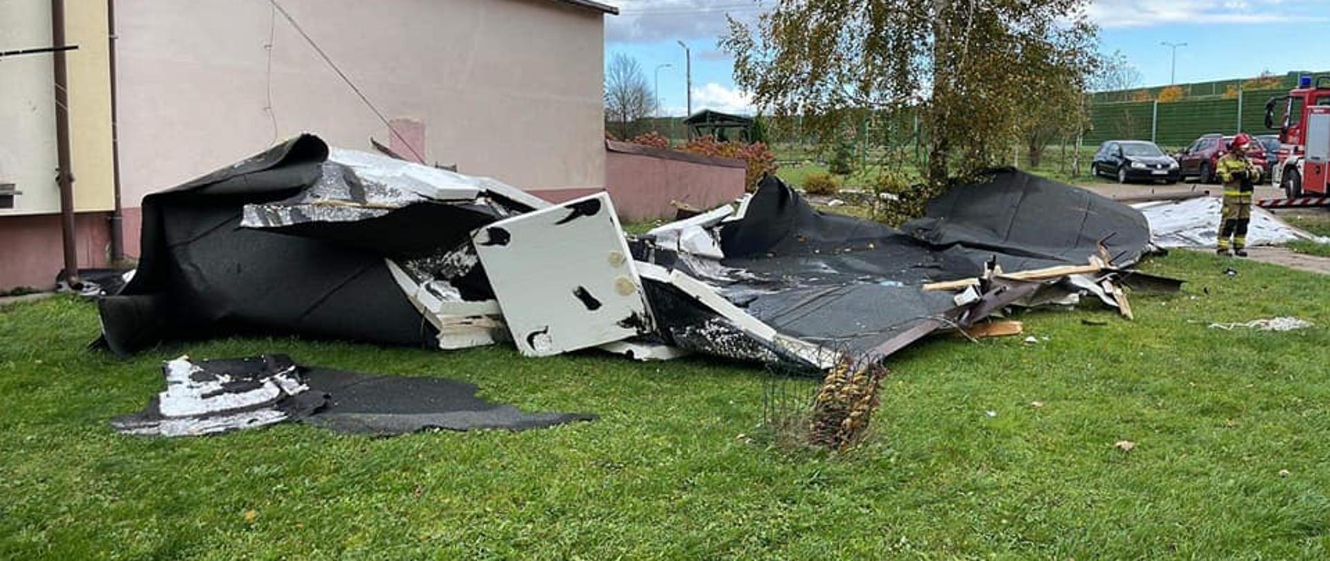 Zdjęcie przedstawia zerwany dach podczas wichury.