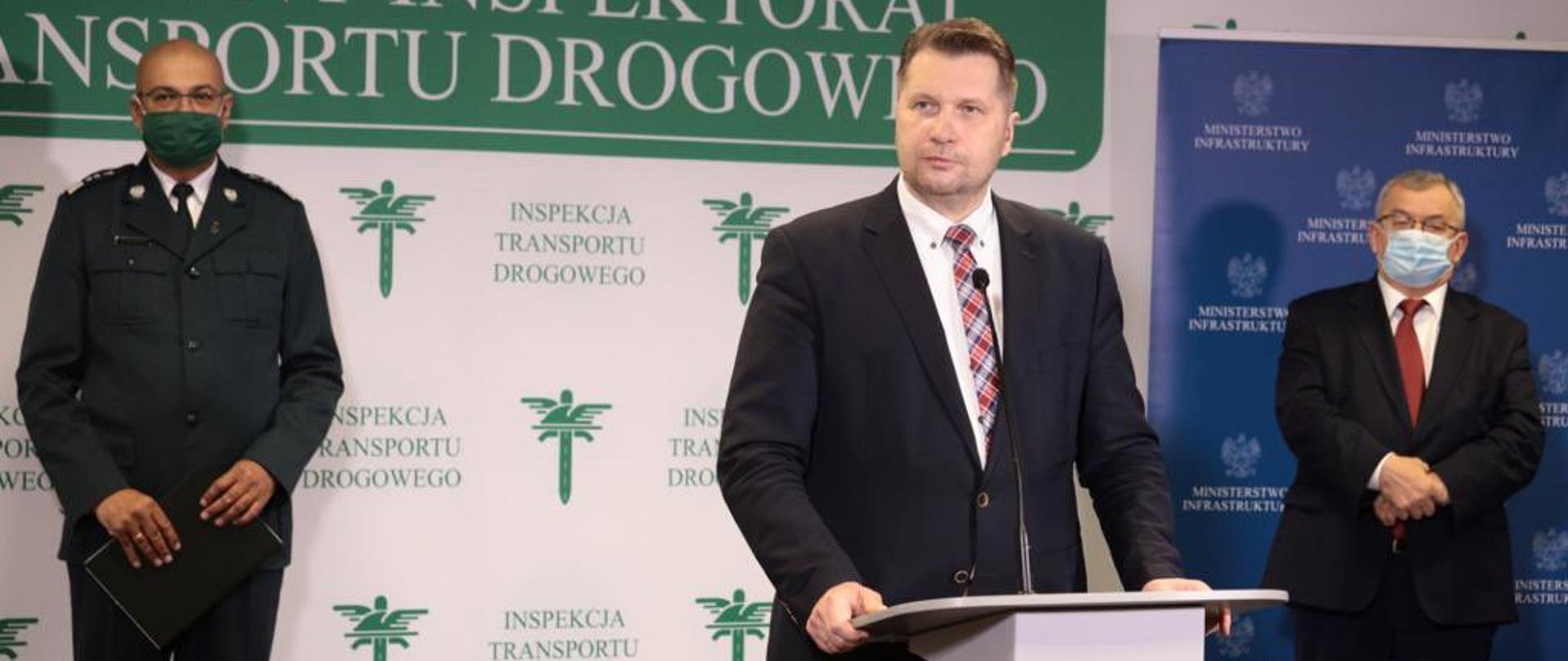 Bezpieczne ferie zimowe – konferencja z udziałem Ministra Edukacji i Nauki, minister Przemysław Czarnek podczas konferencji, stoi przy mikrofonie.