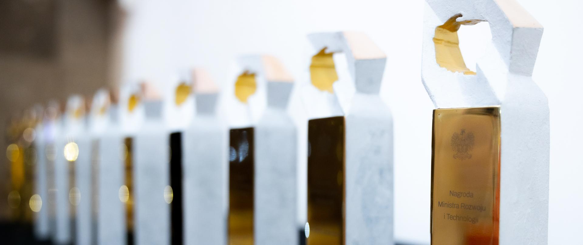 rząd statuetek stojących na stole