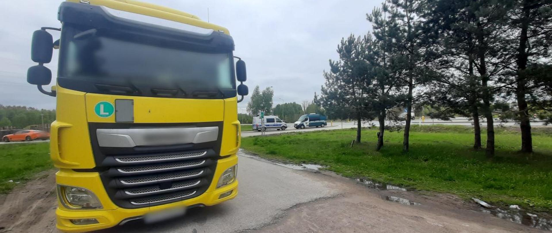 Ukraiński zestaw ciężarowy i stojące z tyłu oznakowane furgony mazowieckiej Inspekcji Transportu Drogowego i Policji.