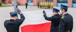 Funkcjonariusz PSP Otwock podczas apelu z okazji Dnia Flagi Państwowej