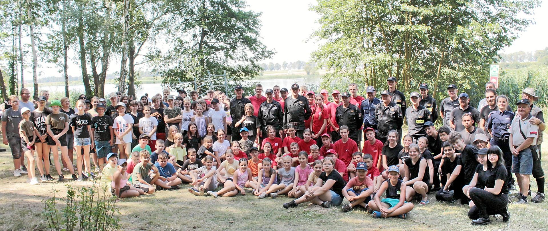 Uczestnicy obozu z przedstawicielami służb