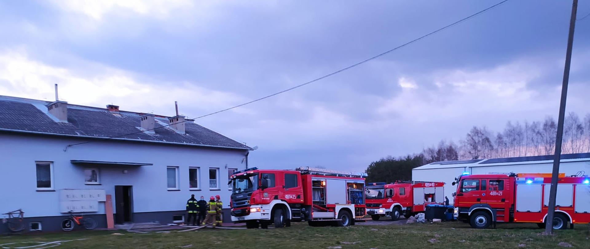 Pojazdy pożarnicze ustawiono przy budynku socjalnym w miejscowości Śląsko